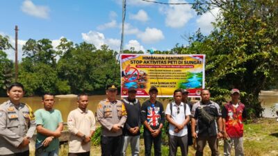 Sinergi Bersama Pemdes, Polsek Sandai Polres Ketapang Pasang Imbauan Larangan Aktivitas PETI di Sungai Pawan Desa Penjawaan
