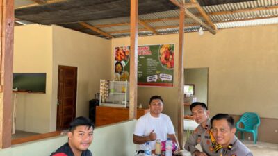 Ngopi Bareng Tokoh Pemuda, Polsek Marau Perkuat Kemitraan dan Dukung Pengembangan Usaha Masyarakat di Air Upas