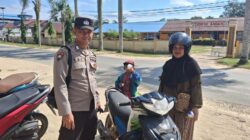 Hendak Antar Anak, Ibu Pengendara Motor Ini Disapa Polisi di Tepi Jalan, Pesan Penting Keselamatan Disampaikan