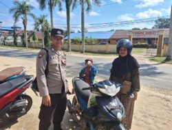 Hendak Antar Anak, Ibu Pengendara Motor Ini Disapa Polisi di Tepi Jalan, Pesan Penting Keselamatan Disampaikan