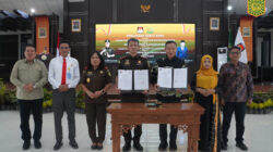 PERKUAT DEMOKRASI DAN PENGAWALAN HUKUM PEMILU, KPU KALBAR DAN KEJAKSAAN TANDATANGANI PERJANJIAN KERJA SAMA