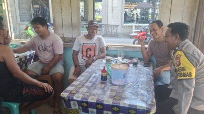 Dekat Dengan Warganya, Bhabinkamtibmas Polsek Muara Pawan Duduk Bersama Sampaikan Pesan Kamtibmas Kepada Warganya