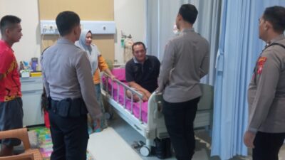 Berikan Dukungan Moril, Kapolres Sekadau AKBP Andhika Jenguk Anggota yang Sakit