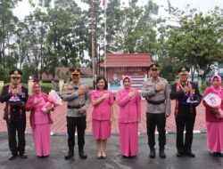 Penuh Haru dan Kebanggaan, Polres Sintang Lepas Personel Purna Bhakti dengan Tradisi Pedang Pora