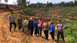 Kapolsek Simpang Dua Bersama PPL, Poktan, dan Warga Laksanakan Penanaman Jagung Hibrida Dukung Ketahanan Pangan Nasional