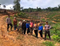 Kapolsek Simpang Dua Bersama PPL, Poktan, dan Warga Laksanakan Penanaman Jagung Hibrida Dukung Ketahanan Pangan Nasional