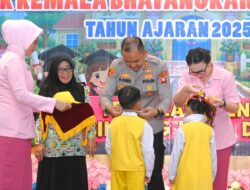 Kapolres Ketapang Bersama Ketua Bhayangkari Cabang Ketapang Hadiri Pelepasan Siswa TK Kemala Bhayangkari 10 Ketapang Tahun Ajaran 2025–2026