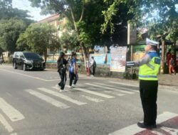 Polisi Bantu Pelajar Menyeberang di Depan SMPN 1 Sekadau Saat Jam Masuk Sekolah