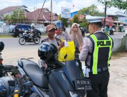 Dalam Rangka Hari Bhayangkara ke-80, Satlantas Polres Ketapang Bagikan Paket Sembako kepada Warga yang Membutuhkan
