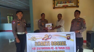 Hari Bhayangkara Ke-80, Polsek Menyuke Bagikan Paket Sembako kepada  Warga