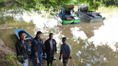 Gandeng Aparatur Desa, Polsek Sandai Tegas Tertibkan Kegiatan Tambang Ilegal Di Aliran Sungai Pawan
