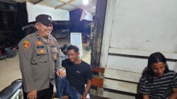 Personel Polsek Menukung Sapa Warga Yang Lagi Santai Malam Hari