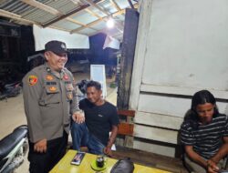 Personel Polsek Menukung Sapa Warga Yang Lagi Santai Malam Hari