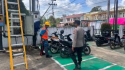 Sinergi di Tengah Terik Matahari: Saat Patroli Polisi Sambangi Petugas PLN yang Sedang Perbaiki Jaringan Listrik