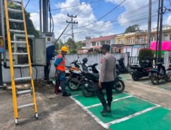 Sinergi di Tengah Terik Matahari: Saat Patroli Polisi Sambangi Petugas PLN yang Sedang Perbaiki Jaringan Listrik