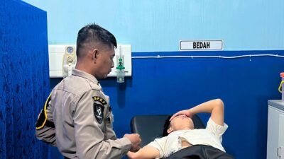 Respon Cepat Layanan 110, Pamapta Polres Sekadau Evakuasi Pasutri Sakit ke RSUD
