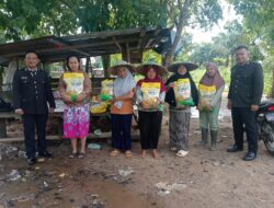 Polres Sekadau Bagikan Beras kepada Buruh Penyekop Pasir pada Hari Bhayangkara ke-80