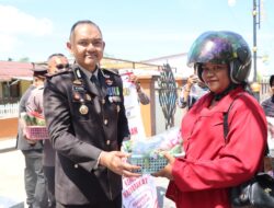 Kapolres Ketapang Bersama Ketua Bhayangkari Cabang Ketapang Bagikan Hasil Panen Sayur P2L di Momen Syukuran Hari Bhayangkara ke-80