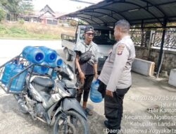 Hangatnya Sapaan di Tengah Terik Matahari: Saat Patroli Siang Berubah Menjadi Momen Edukasi Keamanan bagi Tukang Galon