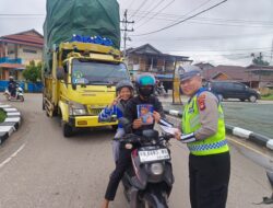 Di Tengah Arus Lalu Lintas, Satlantas Polres Sekadau Sebarkan Pesan Keselamatan