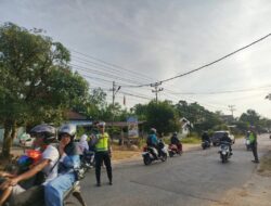 Hari Pertama Masuk Sekolah, Polisi Atur Arus Lalu Lintas di Simpang MAN Sekadau