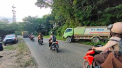 Truk CPO Alami Kerusakan di Tanjakan Dekat RSUD Sekadau, Polisi Sigap Urai Kemacetan