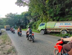 Truk CPO Alami Kerusakan di Tanjakan Dekat RSUD Sekadau, Polisi Sigap Urai Kemacetan