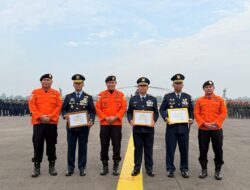 Kantor SAR Pontianak Beri Penghargaan kepada Lanud Supadio dan Kopasgat atas Dukungan Operasi SAR Helikopter PK-CFX