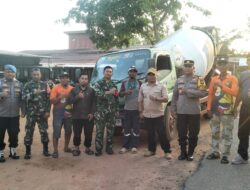 Kapolsek Matan Hilir Selatan Bersama Forkopimcam Laksanakan Bakti Sosial Penambalan Jalan Berlubang Demi Keselamatan Pengguna Jalan