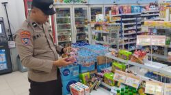 Humanis! Polisi Sungai Tebelian Beri Himbauan Langsung ke Karyawan Toko Saat Cek Produk Kedaluwarsa