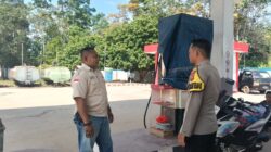 Sambangi Warga, Bhabinkamtibmas Desa Sungai Kelik Ajak Masyarakat Jaga Kamtibmas Jelang Tuba Adat