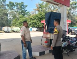 Sambangi Warga, Bhabinkamtibmas Desa Sungai Kelik Ajak Masyarakat Jaga Kamtibmas Jelang Tuba Adat