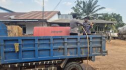 Peduli Kenyamanan Warga, Dua Personel Polsek Nanga Tayap Turun Langsung Siram Jalan Berdebu