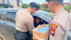 Polres Sekadau Bagikan Air Mineral kepada Pengendara saat Patroli di SPBU