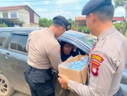 Polres Sekadau Bagikan Air Mineral kepada Pengendara saat Patroli di SPBU