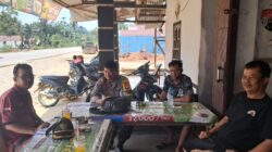Di Tengah Cuaca Ekstrem, Bhabinkamtibmas Jelimpo Tetap Hadir Menyapa dan Melindungi Warga