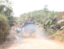 Bhakti Polri Redam Debu Kemarau, Polres Sekadau dan Damkar Siram Jalan Permukiman Warga