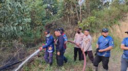 Tanggap Cepat! Polisi, Warga dan Damkar Berjibaku Padamkan Kebakaran Lahan di Tunas Jaya