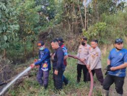 Tanggap Cepat! Polisi, Warga dan Damkar Berjibaku Padamkan Kebakaran Lahan di Tunas Jaya