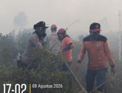 Tim Damkarhutla Polres Ketapang Gerak Cepat Padamkan Karhutla di Km 8 Pelang–Kepuluk