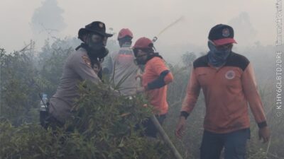 Tim Damkarhutla Polres Ketapang Gerak Cepat Padamkan Karhutla di Km 8 Pelang–Kepuluk