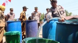 Polres Ketapang Salurkan 16 Ton Air Bersih untuk Warga Tanjung Baik Budi, Wujud Kepedulian Polri di Tengah Kemarau