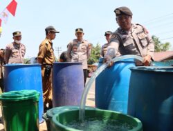 Polres Ketapang Salurkan 16 Ton Air Bersih untuk Warga Tanjung Baik Budi, Wujud Kepedulian Polri di Tengah Kemarau