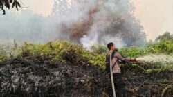 Polres Ketapang Bersama Jajaran dan Tim Gabungan Patroli Padamkan Karhutla di MHU