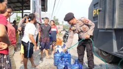 Bhakti Polri, Polres Sekadau dan Damkar Salurkan Air Bersih ke Warga Dua Desa