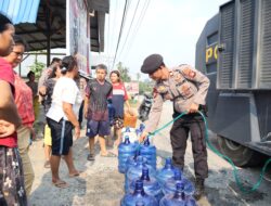 Bhakti Polri, Polres Sekadau dan Damkar Salurkan Air Bersih ke Warga Dua Desa