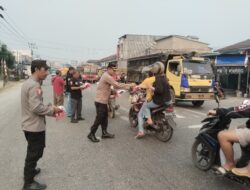 Semarak HUT ke-81 RI, Polsek Ngabang dan Ormas Bala Dayak Bagikan 500 Bendera Merah Putih Kepada Pengendara