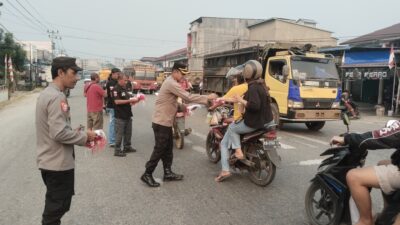 Semarak HUT ke-81 RI, Polsek Ngabang dan Ormas Bala Dayak Bagikan 500 Bendera Merah Putih Kepada Pengendara