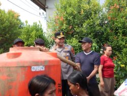 Kapolres Sekadau Turun Langsung Salurkan 12.000 Liter Air Bersih ke Warga Bokak Sebumbun