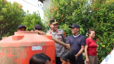 Kapolres Sekadau Turun Langsung Salurkan 12.000 Liter Air Bersih ke Warga Bokak Sebumbun